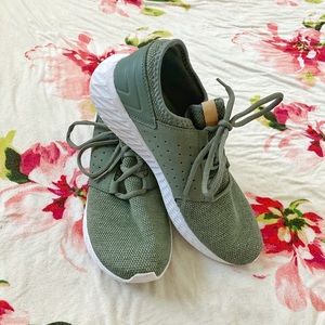 women’s running shoes